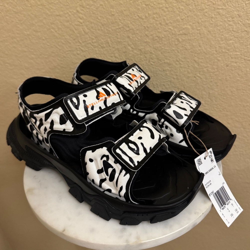 NWT Women ADIDAS BY STELLA MCCARTNEY hika outdoor sandals white & black Size 7&8